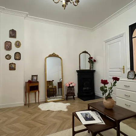 Elegant Parisian Flat Near Eiffel Tower *