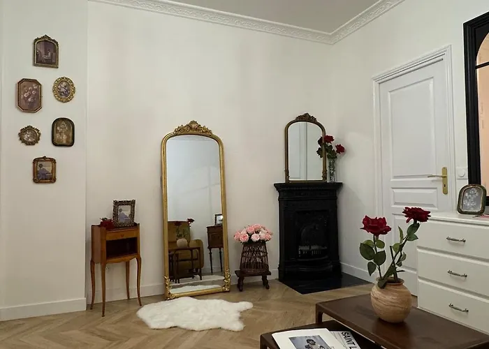 Elegant Parisian Flat Near Eiffel Tower *