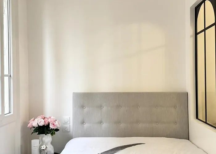 Elegant Parisian Flat Near Eiffel Tower